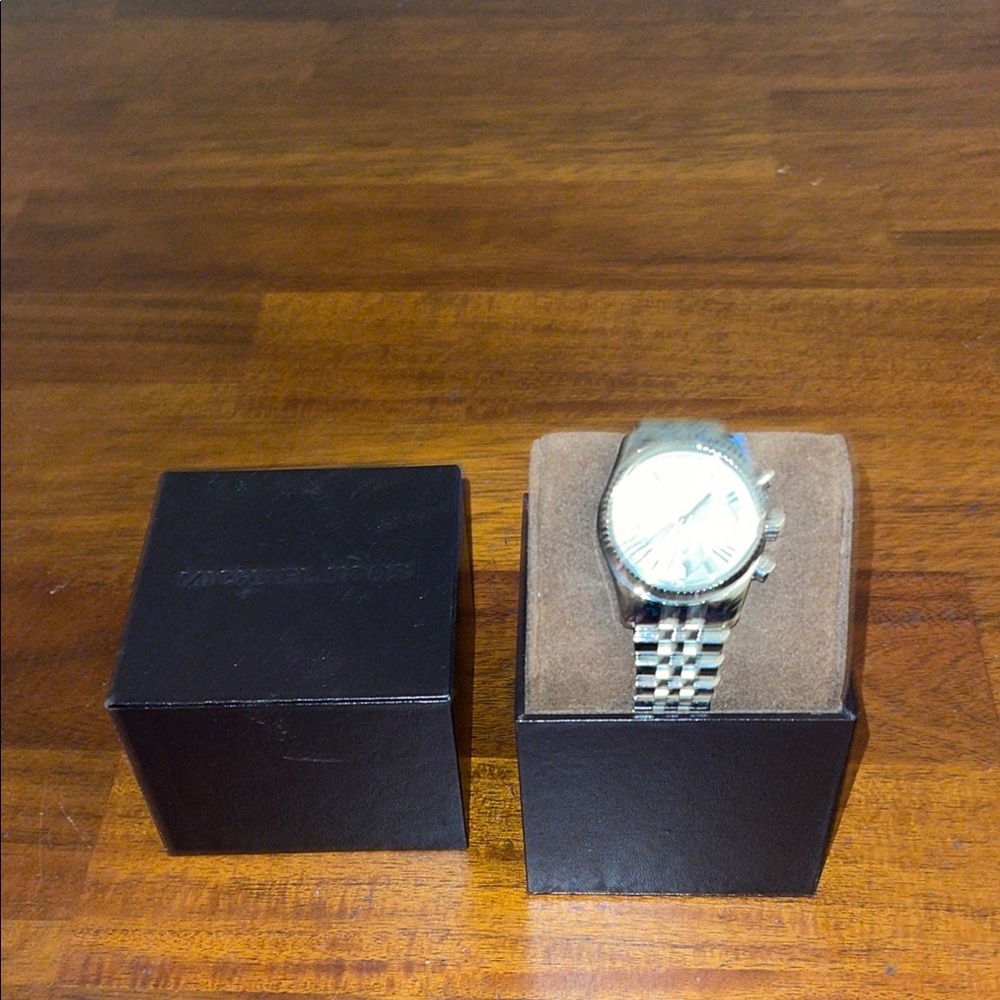 Michael Kors Lexington MK5555 38mm Stainless Steel with Band Wristwatch. New.